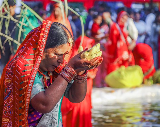 हिन्दु महिलाको पवित्र पर्व छठ अस्ताउँदो सूर्यलाई अर्घ दिँदै मनाइयो