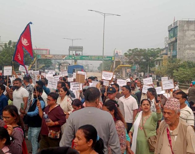 रास्वपाका सभापति रवि लामिछानेको भैरहवामा बयान चल्दै गर्दा बाहिर रवि समर्थक र सहकारी पीडितको विरोध प्रदर्शन